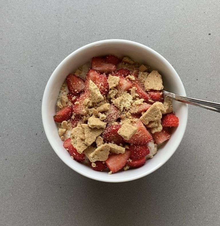strawberry cheesecake oats